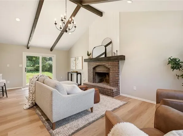 325 SE Brownfield Dr, Lees Summit, MO 64063