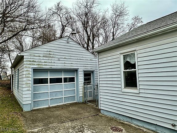 3rd image of 832 Virginia St