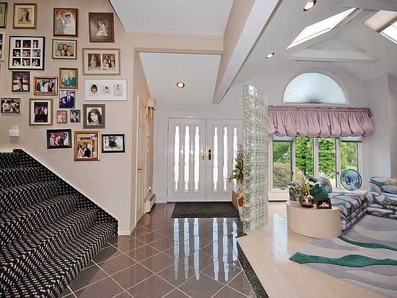 Foyer / Scene view 2