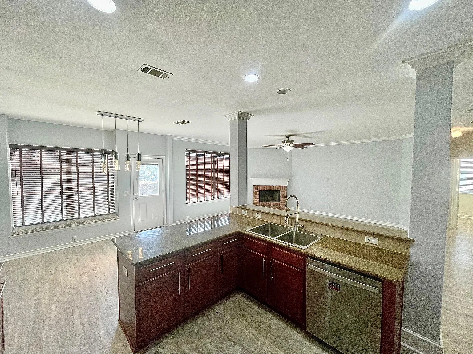 5 bed, 3.0 bath, 3153 sqft, $2,295 — Photo 4