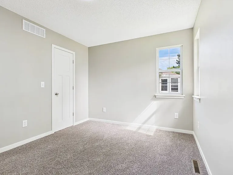 1206 Foxridge Dr — Photo 23