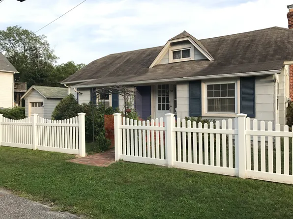 34 Swayze St, Sayville, NY 11782