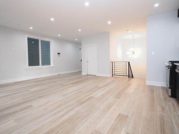 5th image of 810 N Uber St #2