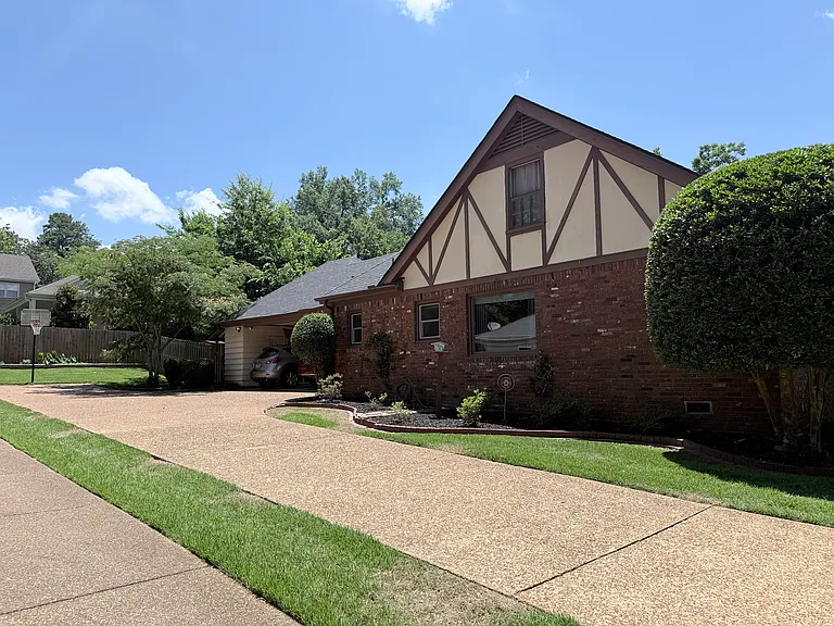 1428 Brookside Dr — Photo 3