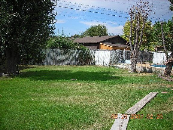 Large backyard w/pool
