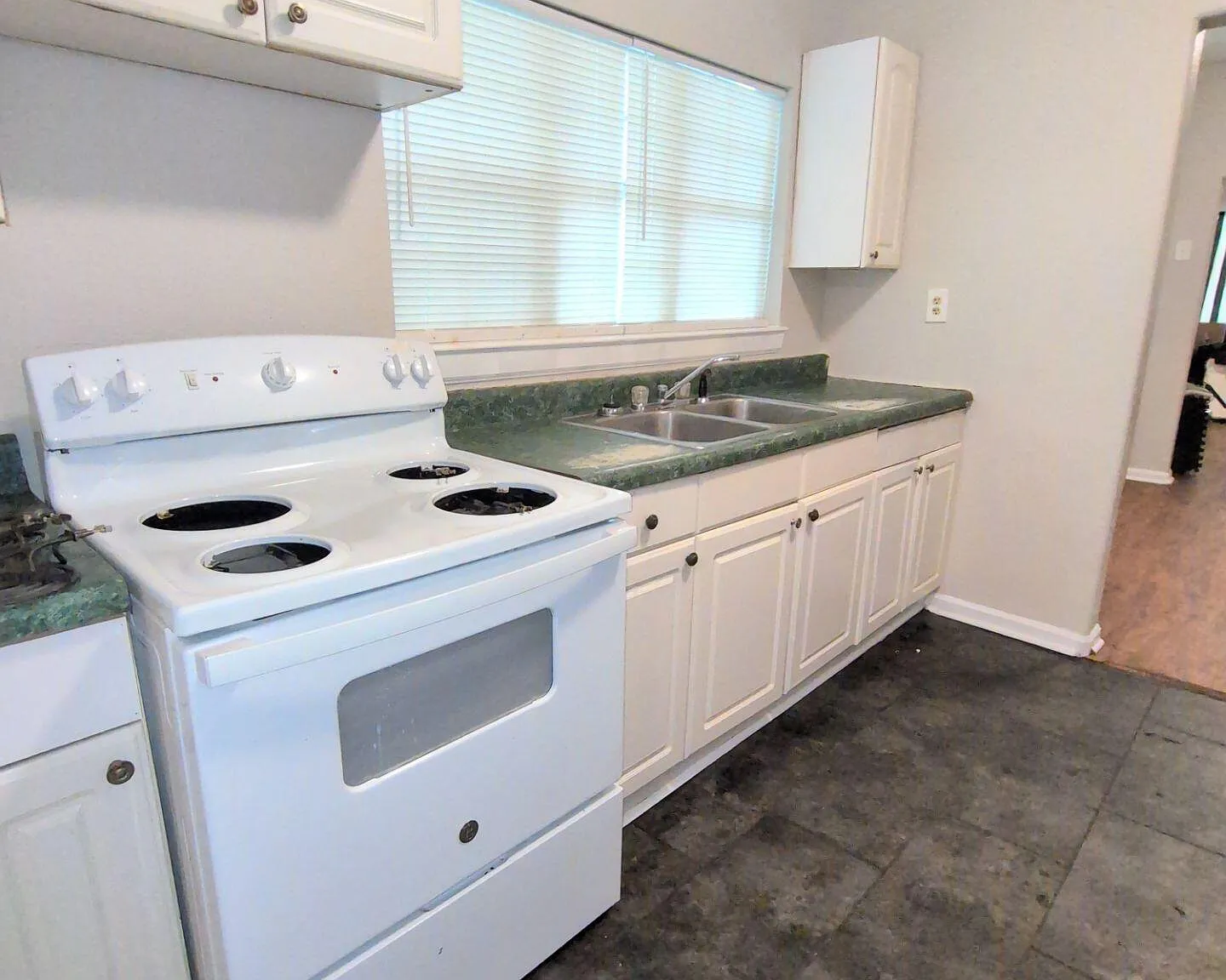 3 bed, 1.0 bath, 1056 sqft, $999 — Photo 2