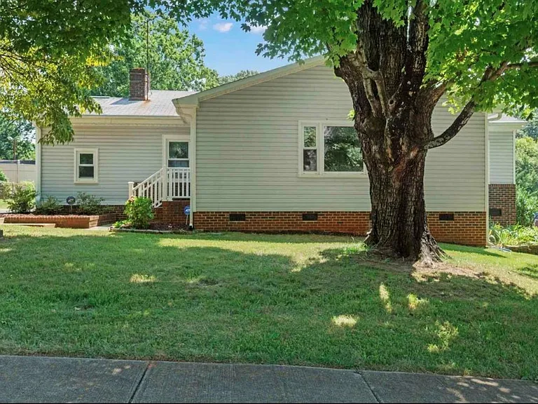39 Mayfair Ln — Photo 1