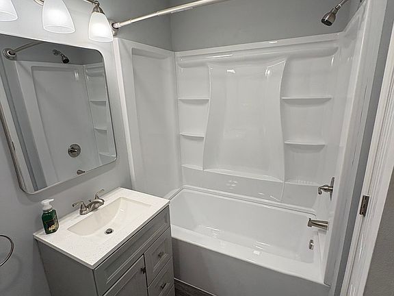 5th image of 31831 Grand River Ave Unit 20