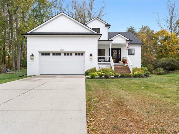 3161 Sandoval Dr, Lake Orion, MI 48360