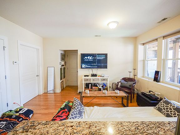 5th image of 2840 W Glenlake Ave #2