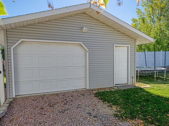2nd image of 400 Sand Creek Cir