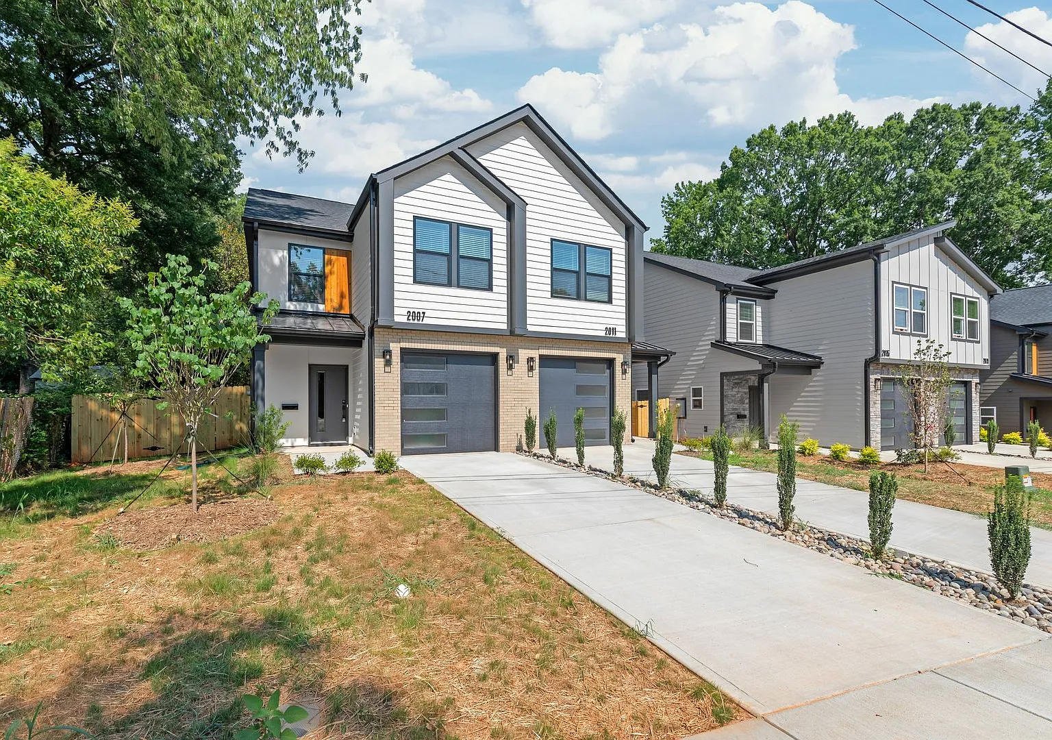 Bright & Modern Townhome in Westerly Hills — Photo 1