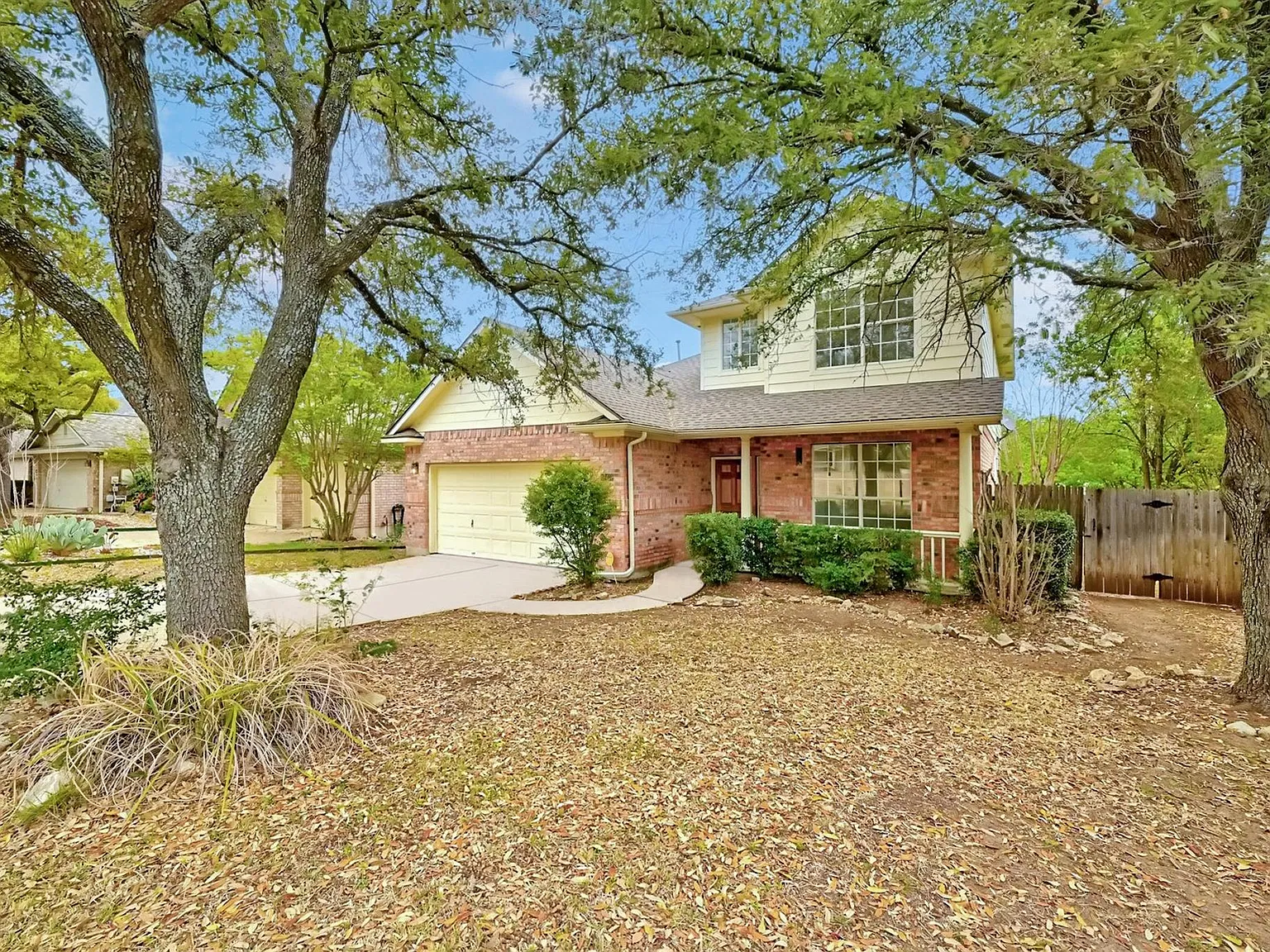4 bed, 2.5 bath, 2387 sqft, $2,450 — Photo 2