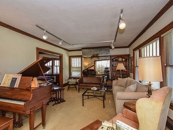 2nd image of 2527 E Linnwood Ave