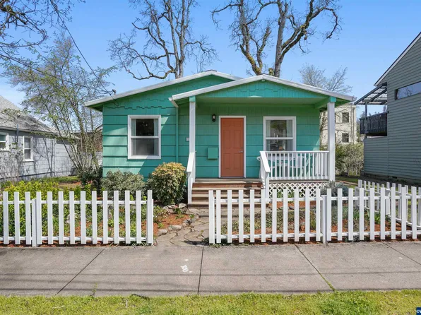 135 Fiske St, Silverton, OR 97381