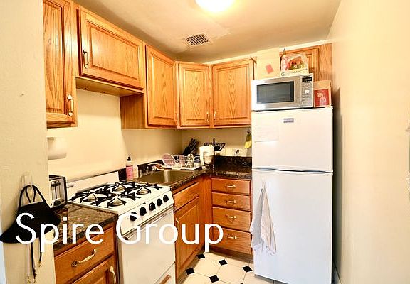 3rd image of 338 W 77th St APT 4A
