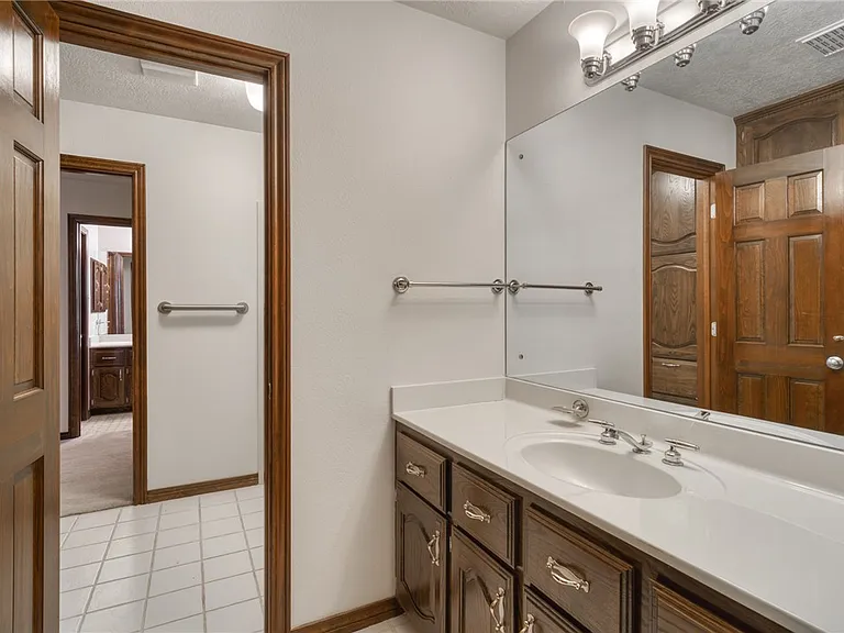 1402 Riverstone Ct — Photo 30