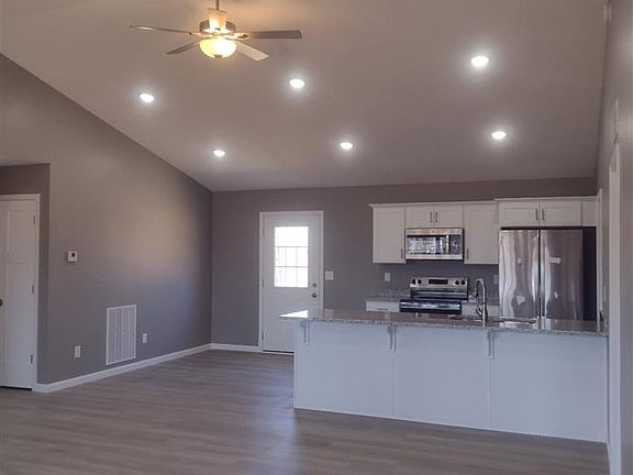 4th image of 557 Roy Rd