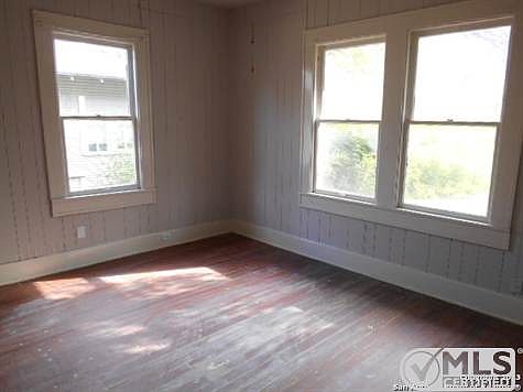 5th image of 1024 W Russell Pl