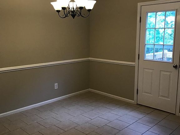5th image of 302 Goose Meadow Dr