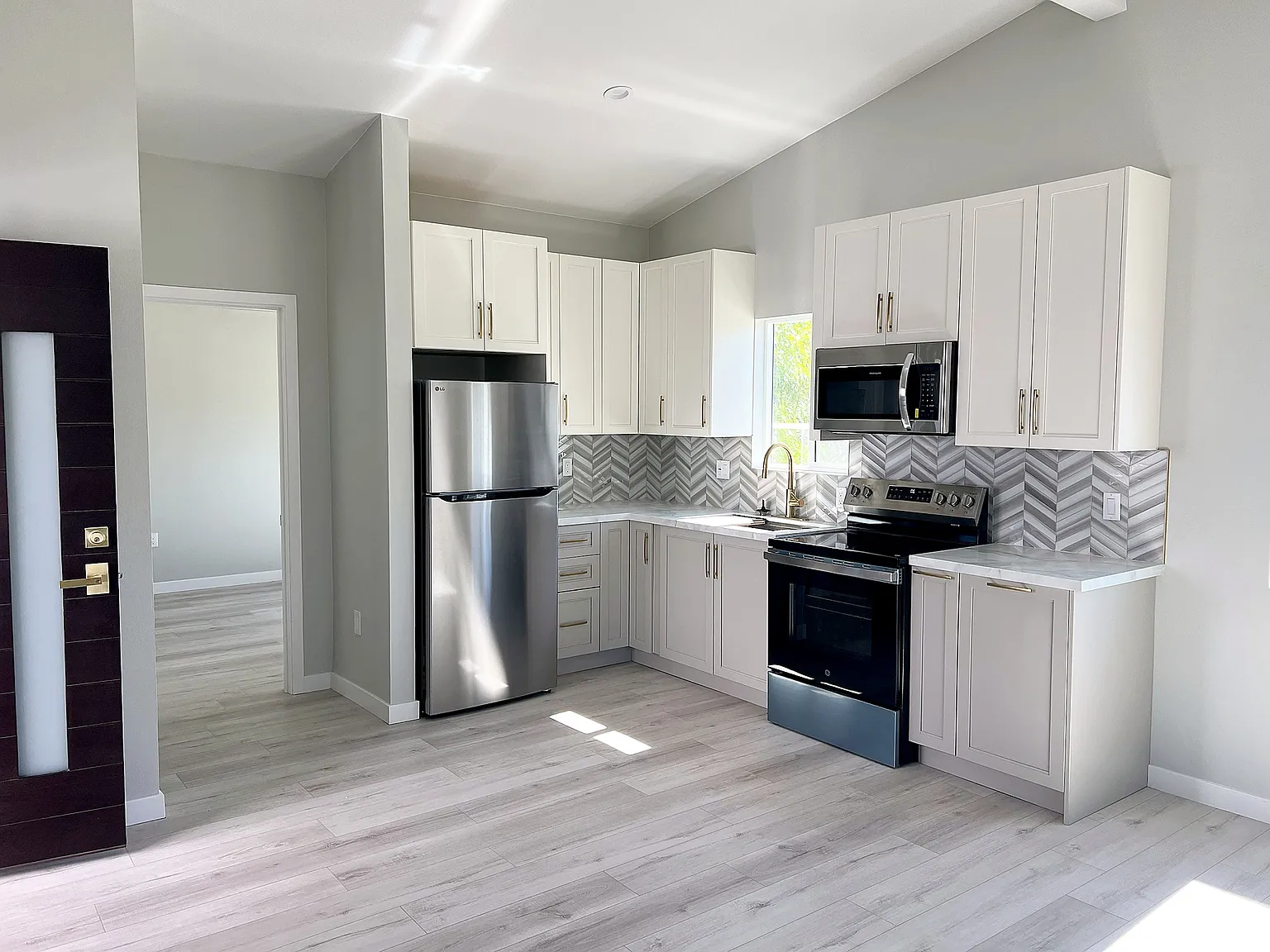 1 bed, 499 sqft, $2,100 — Photo 3