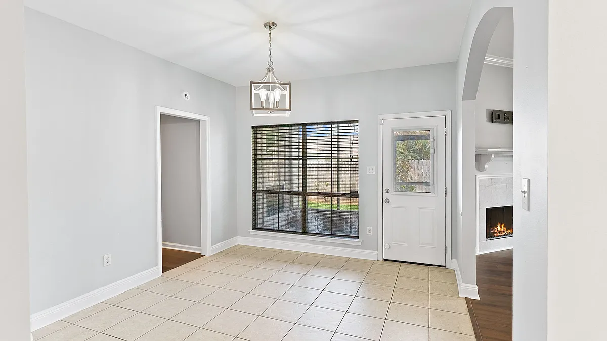 Building Photo - 9231 Pecan Tree Dr