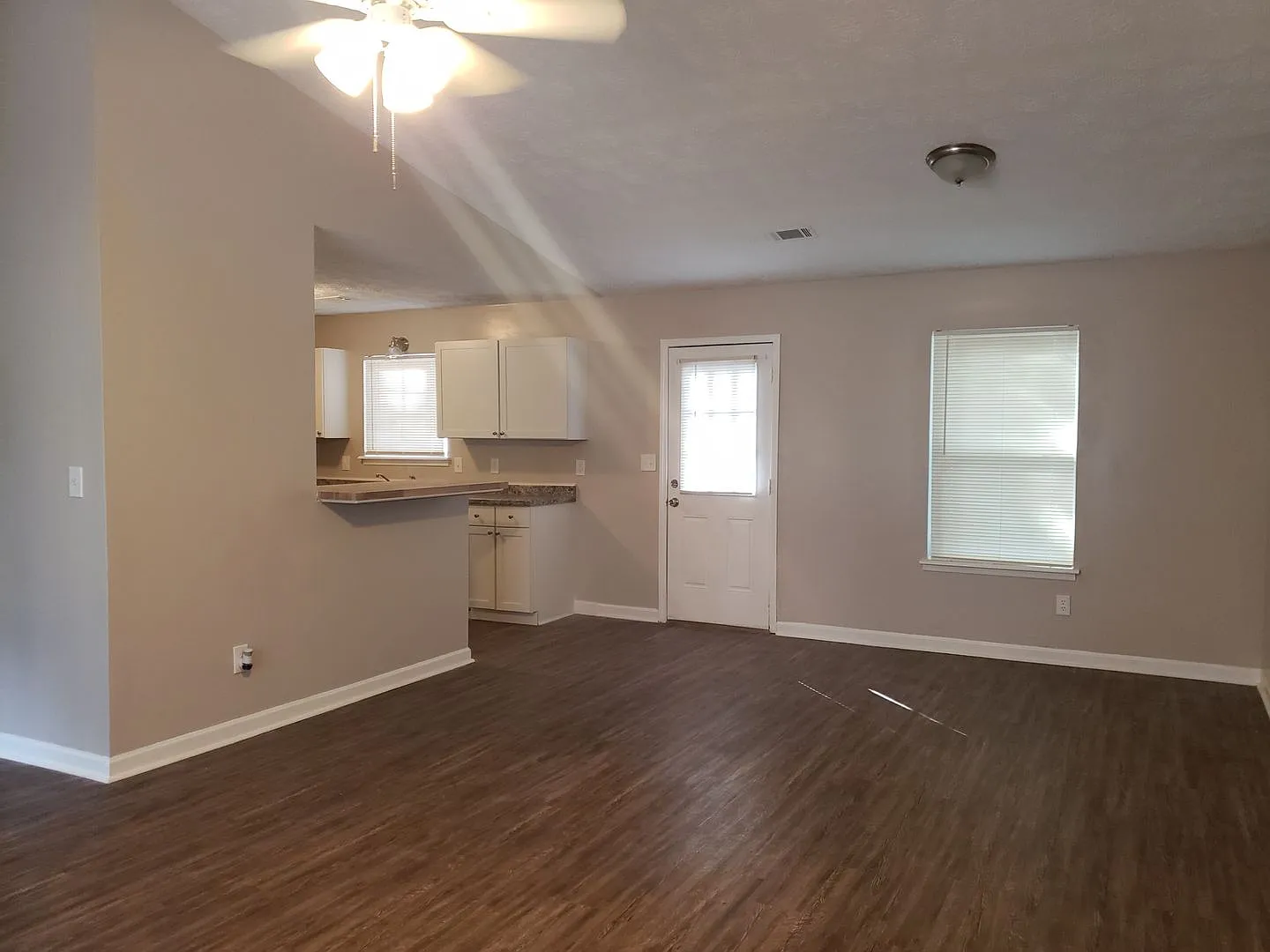 Spacious Ranch-Style 3 Bedroom Home with Bonus room Large back yard! — Photo 3