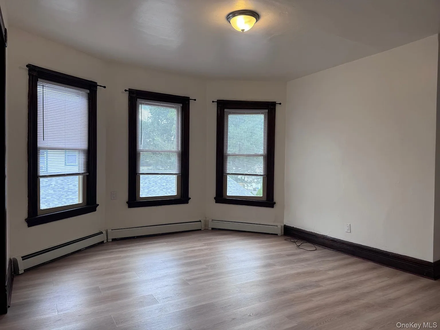 3 bed, 1.0 bath, 1325 sqft, $2,650 — Photo 3