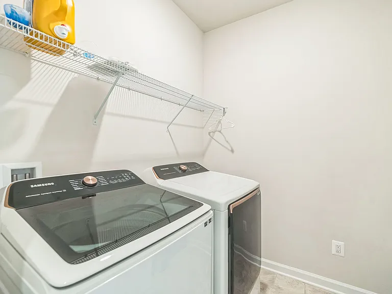 902 California Dr NE — Photo 15