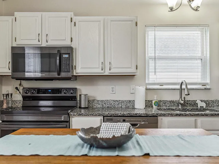 3270 Gurtis Dr — Photo 9