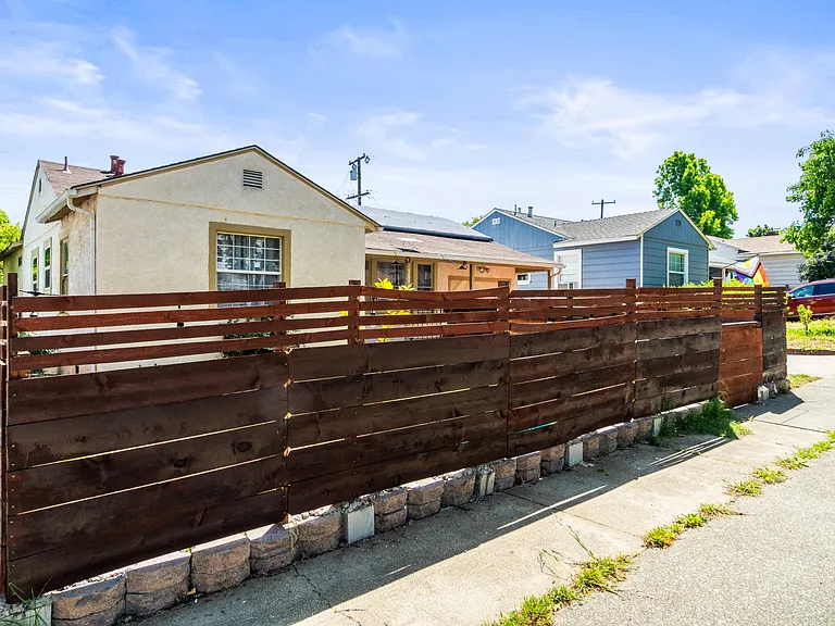 560 Russell St — Photo 50