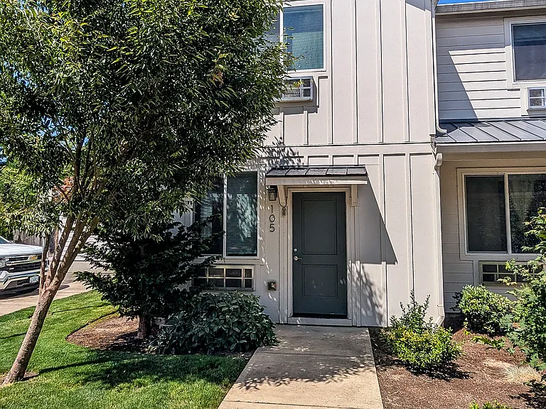 1040 Park Ave NE #105 — Photo 3