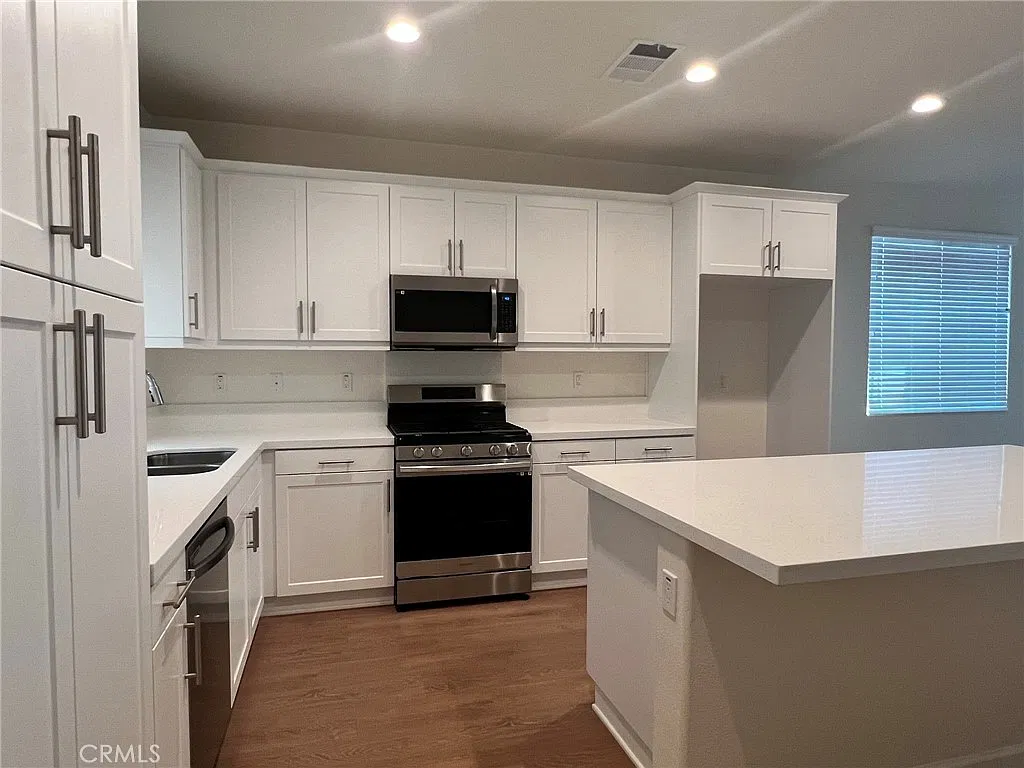4 bed, 2144 sqft, $3,095 — Photo 2