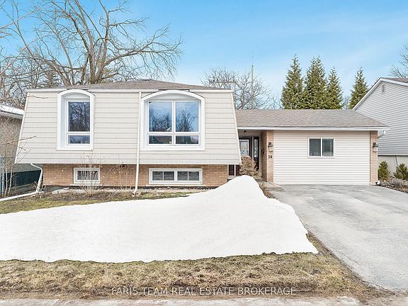 2nd image of 20 Indian Arrow Rd