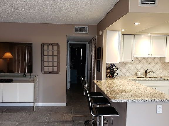 3rd image of 105 Greenbrier Cir