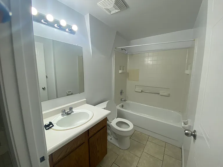 430 Adelaide St N — Photo 18