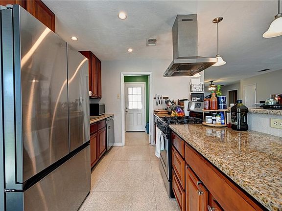 5th image of 1704 Hackberry Ave