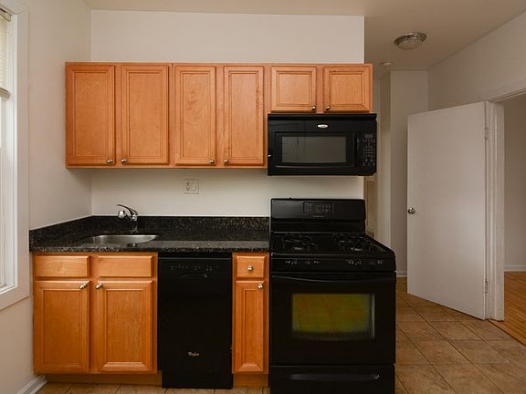 4th image of 1236 W Oakdale Ave APT 2