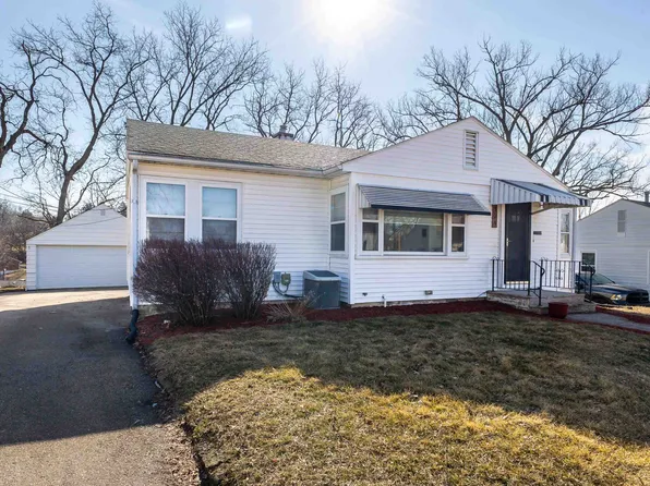 124 Cherokee Dr, Dubuque, IA 52003