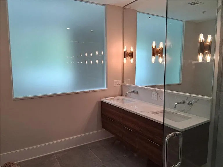 3525 Kingsboro Rd NE — Photo 10
