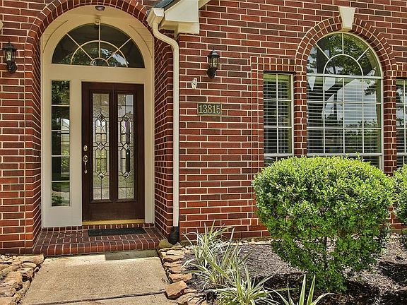 Come in! And see for yourself this beautiful home!