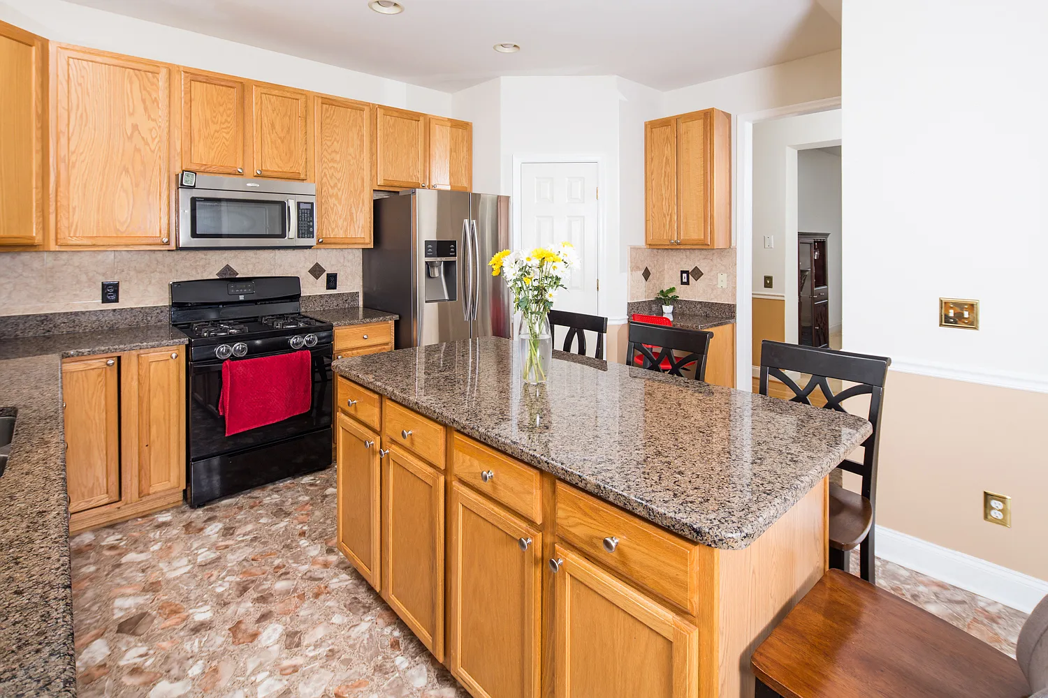 Stunning 4 bedroom, 2.5 bath, 2 story colonial Coming soon — Photo 3