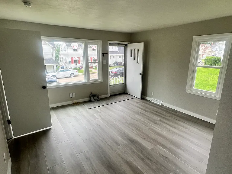 1339 Belmont St — Photo 3
