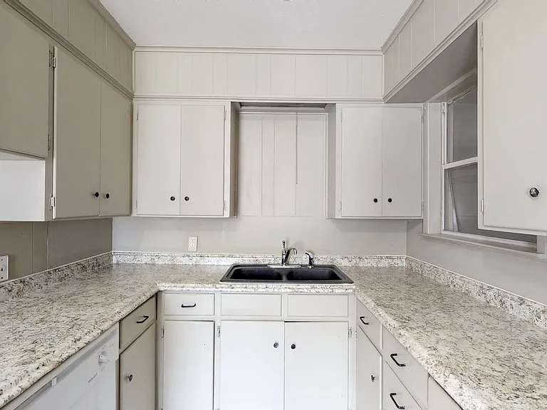 2702 Bolivar St — Photo 10