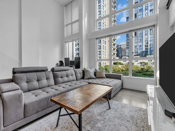 1238 Seymour St #209, Vancouver, BC V6B 6J3