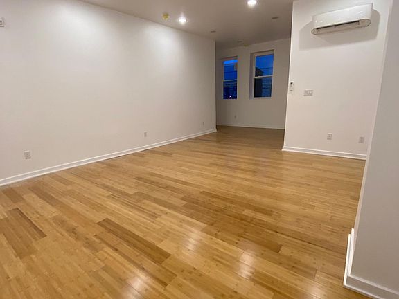 3rd image of 4406 Lancaster Ave