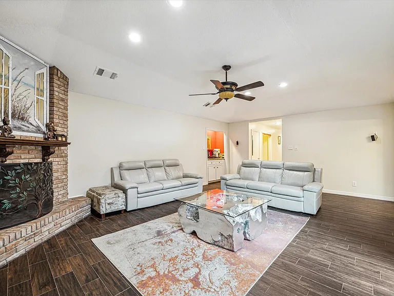 910 Coachlight Dr — Photo 6