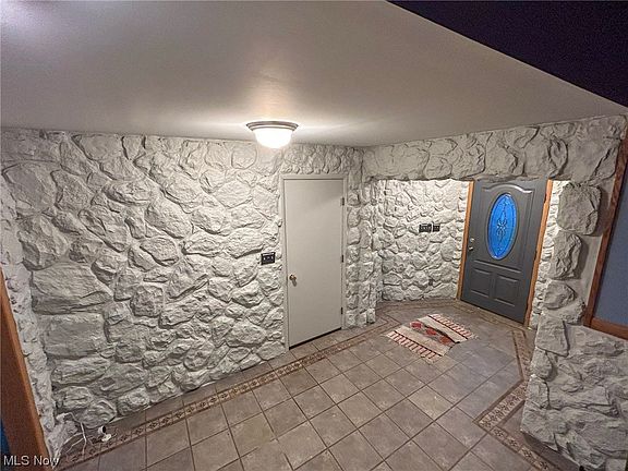 3rd image of 591 Edward Ln