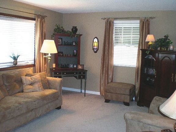 Nice Formal Living Room is 21x13!