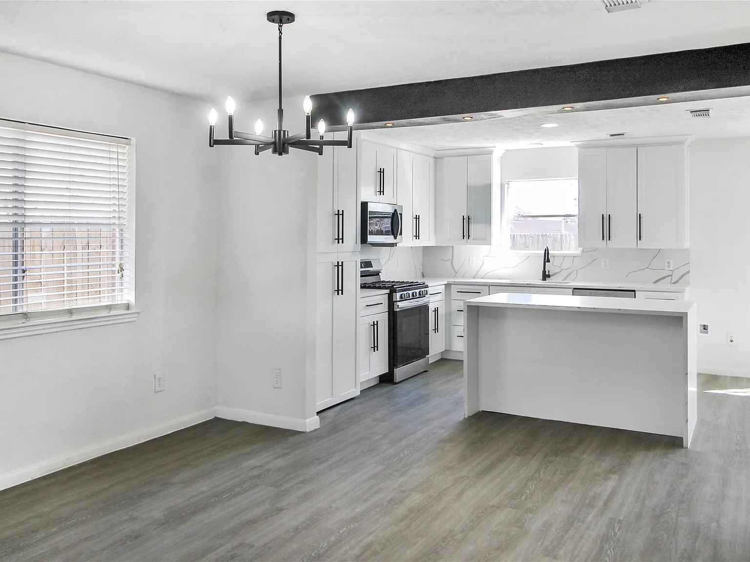 5 bed, 3.0 bath, 2256 sqft, $2,600 — Photo 2